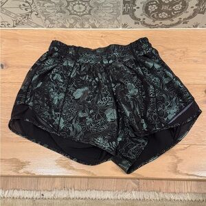 EUC Lulu lemon Floral Black Women's Shorts sz 4 love!! 🖤💚black with green